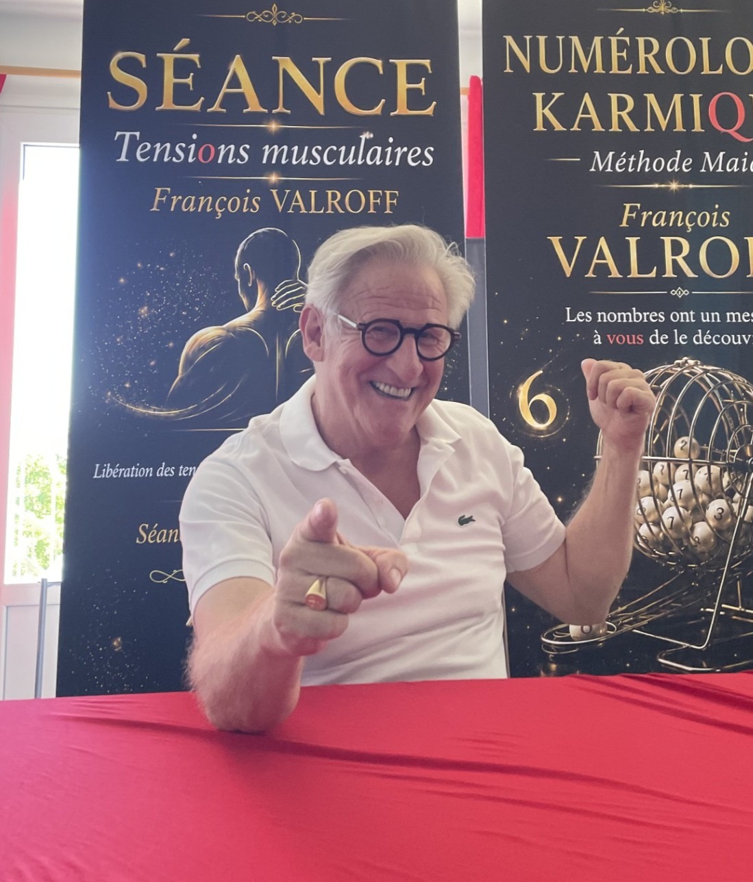 François Valroff, spécialiste de la douleur à Azille, souriant devant ses bannières de soins musculaires et de numérologie karmique.